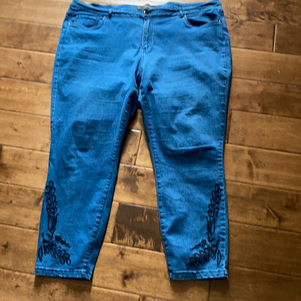 Venezia jeans with lace appliqué at ankles